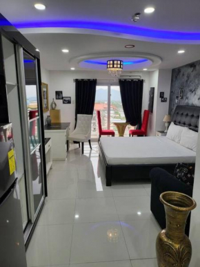 Kandi Posh new studio. King bed! Free housekeeping